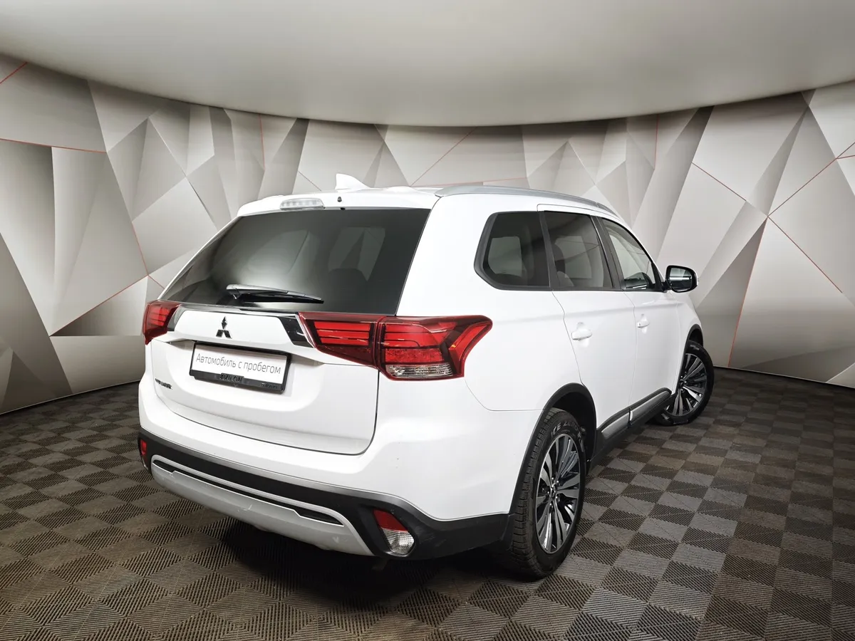 Mitsubishi Outlander 2.0 CVT (146 л.с.) Invite Белый в АВИЛОН. Слайд №2