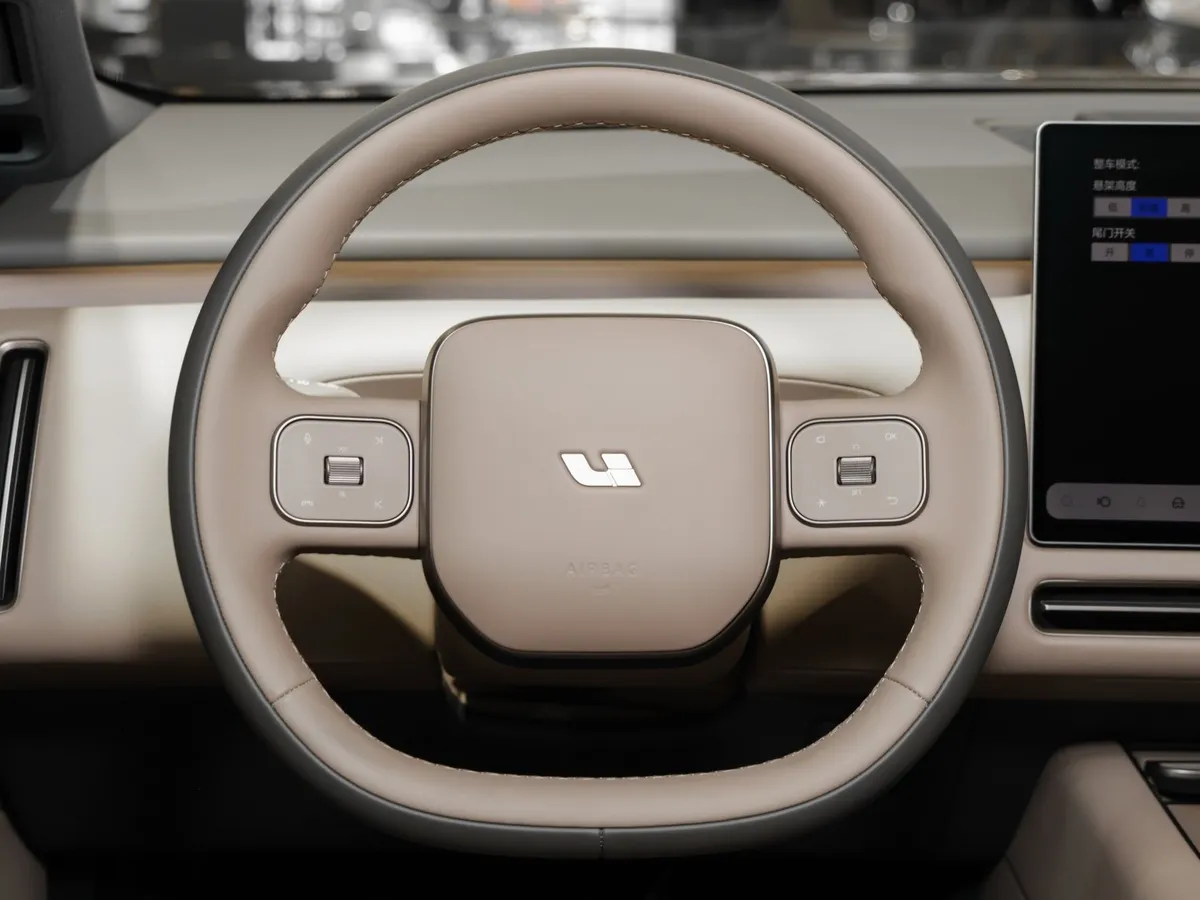 Li Auto L9 1.5h AT 4WD (571 л.с.) Ливис Серый в АВИЛОН. Слайд №4