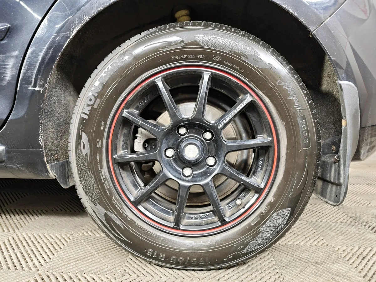 Volkswagen Golf 1.6 MT (102 л.с.) Trendline Черный в АВИЛОН. Слайд №9