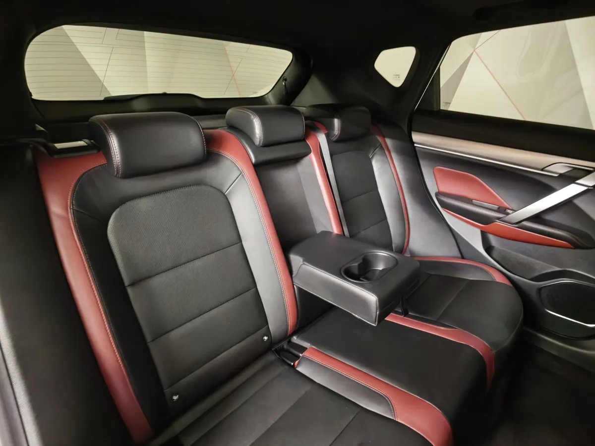 Geely Coolray 1.5T 7DCT 2WD (150 л.с.) Flagship Sport Белый в АВИЛОН. Слайд №17