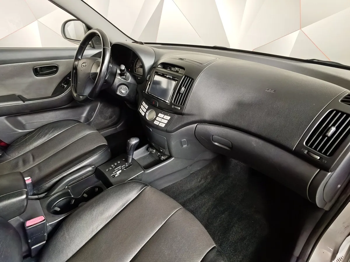 Hyundai Elantra 1.6 AT (122 л.с.) Серебристый в АВИЛОН. Слайд №12