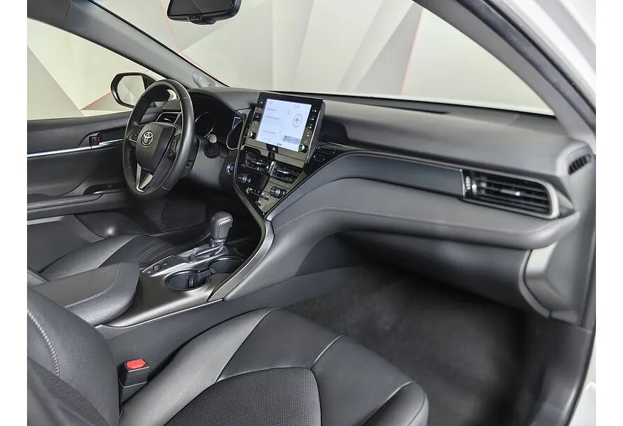 Toyota Camry 2.5 AT (206 л.с.) Ultimate Белый в АВИЛОН. Слайд №13