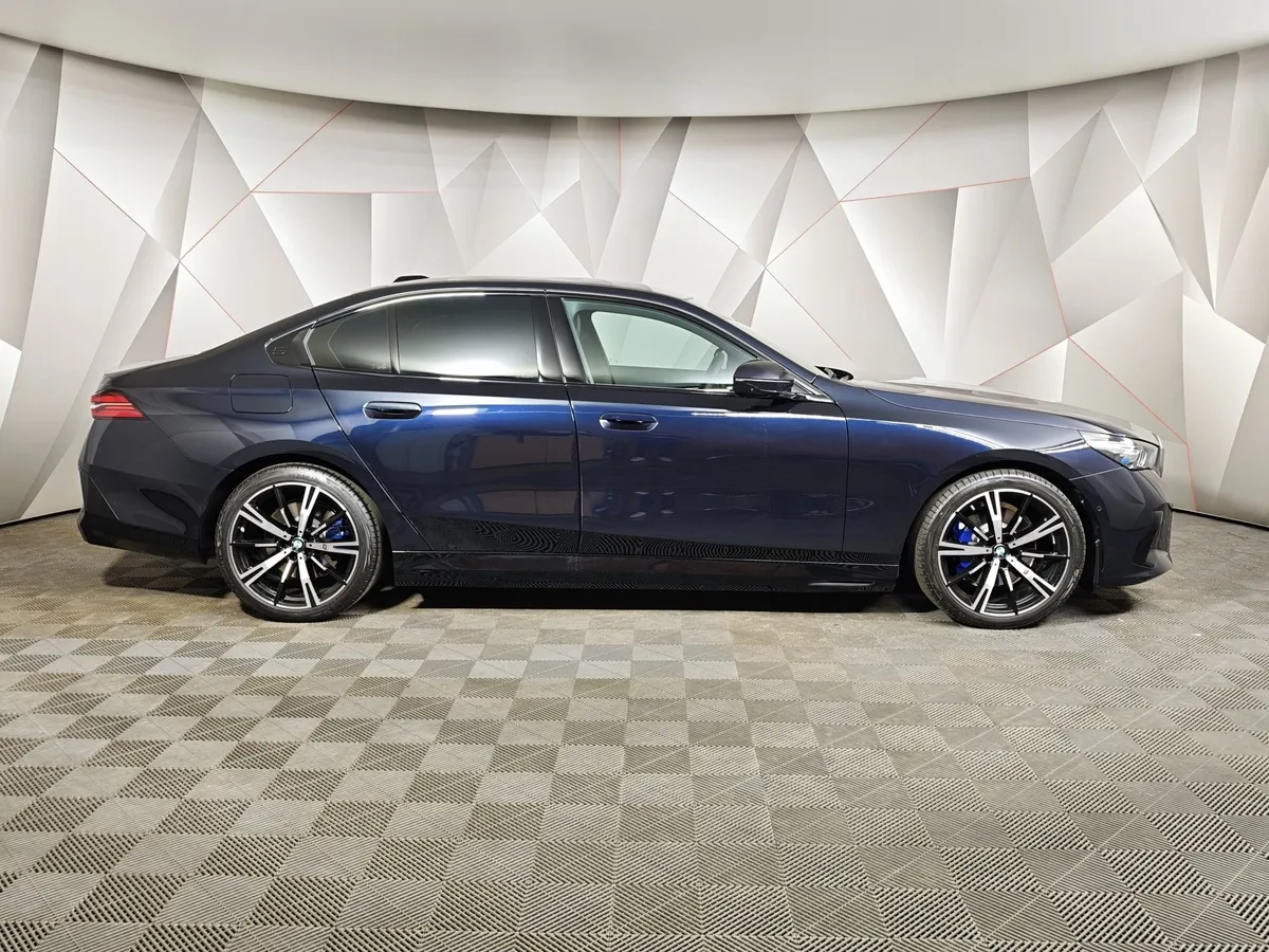 BMW 5 серия 530e AT RWD (299 л.с.) Черный в АВИЛОН. Слайд №6
