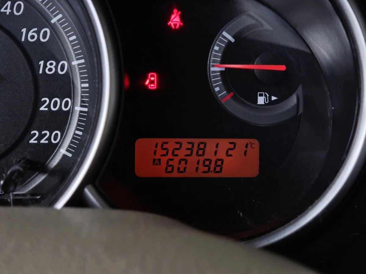 Nissan Tiida 1.6 AT (110 л.с.) Черный в АВИЛОН. Слайд №17