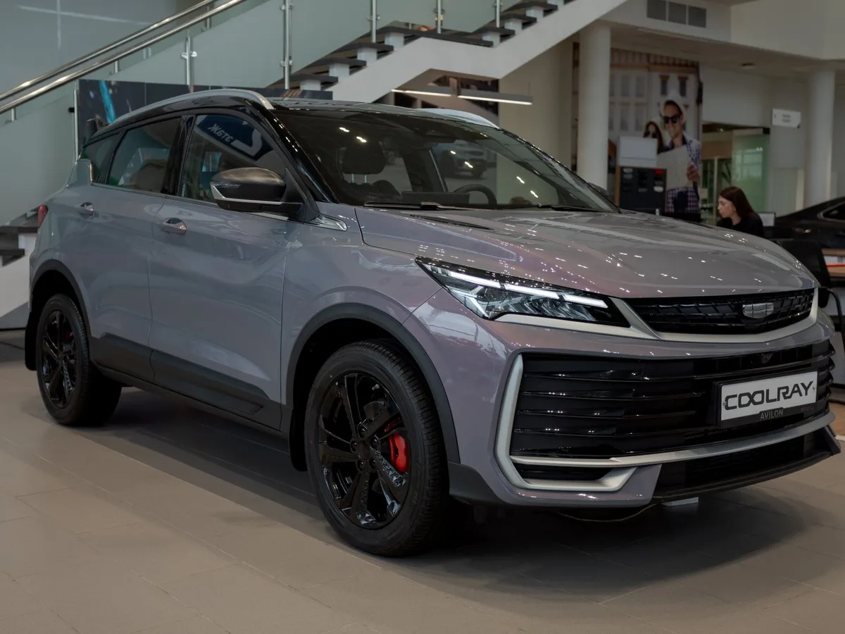 Geely Coolray 1.5T 7DCT (147 л.с.) Эксклюзив Фиолетовый в АВИЛОН. Слайд №2