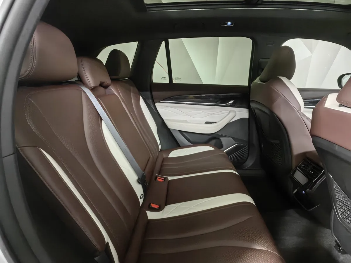 Geely Monjaro 2.0T 8AT 4WD (238 л.с.) Flagship Белый в АВИЛОН. Слайд №16