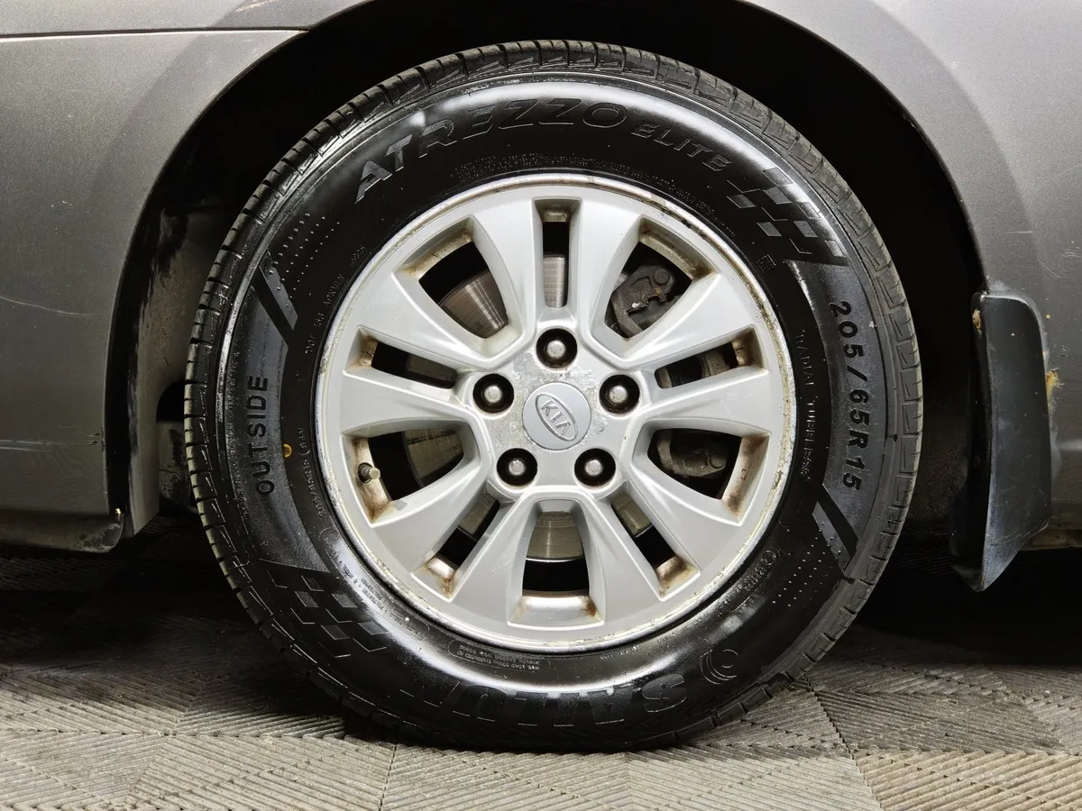 Kia Carens 2.0 AT (145 л.с.) Серый в АВИЛОН. Слайд №9