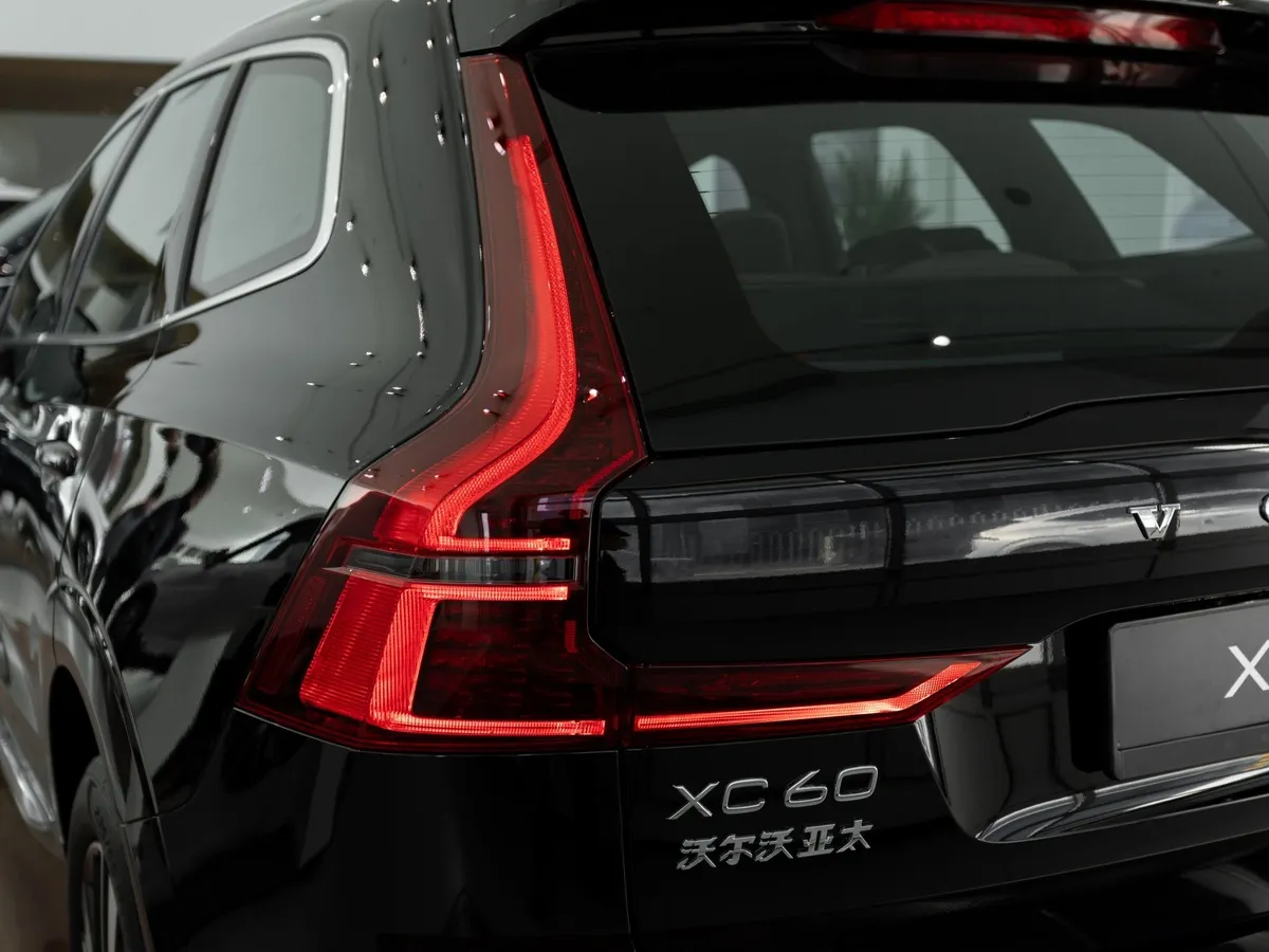 Volvo XC60 2.0 AT AWD (264 л.с.) Luxury Edition Черный в АВИЛОН. Слайд №18