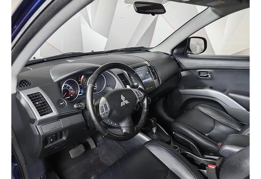 Mitsubishi Outlander 2.4 CVT 4WD (170 л.с.) Синий в АВИЛОН. Слайд №17 Mitsubishi Outlander 2.4 CVT 4WD (170 л.с.) Синий в АВИЛОН. Слайд №17