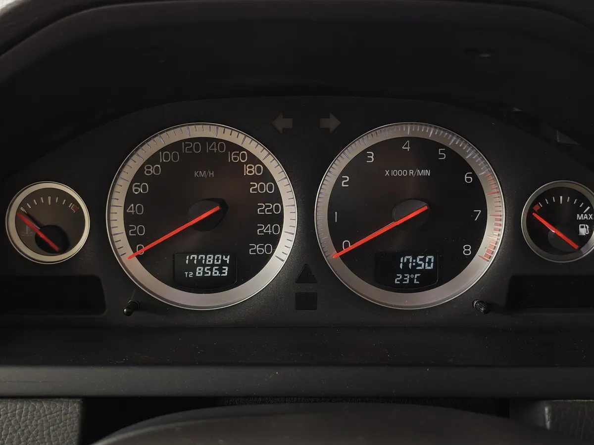 Volvo XC90 2.5 T5 Geartronic AWD (5 мест) (210 л.с.) Коричневый в АВИЛОН. Слайд №18