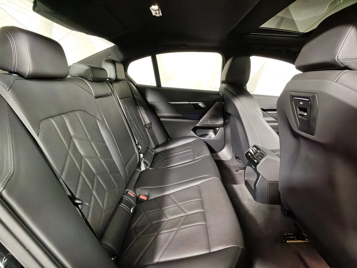 BMW 5 серия 530i xDrive AT (252 л.с.) Черный в АВИЛОН. Слайд №14