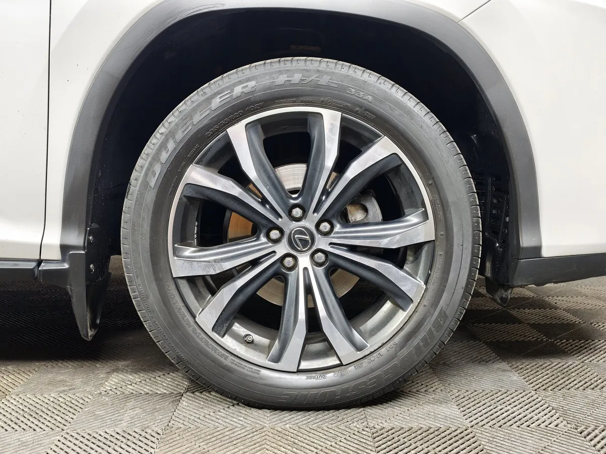 Lexus RX 2.0 AT AWD (238 л.с.) Executive Белый в АВИЛОН. Слайд №9