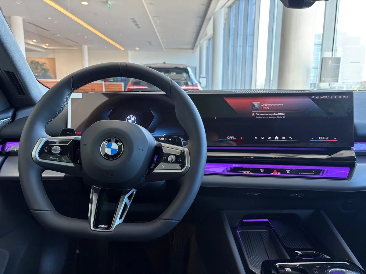 BMW 5 серия 530i xDrive AT (252 л.с.) Черный в АВИЛОН. Слайд №7