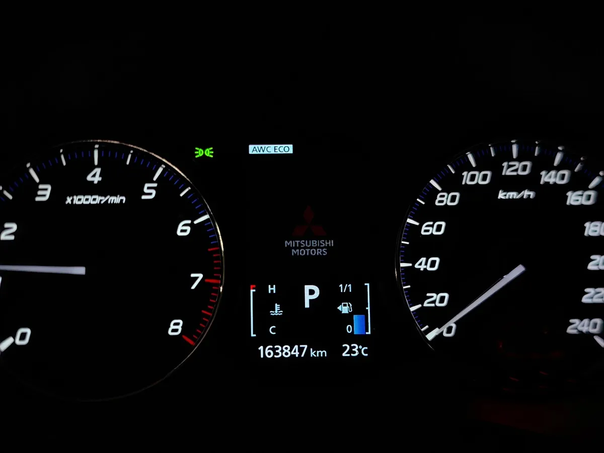 Mitsubishi Outlander 2.0 MIVEC CVT 4WD 7 мест (146 л.с.) Intense Plus Белый в АВИЛОН. Слайд №18