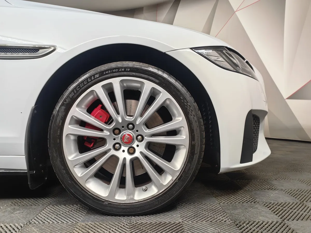 Jaguar XF 3.0 AT AWD (380 л.с.) S Белый в АВИЛОН. Слайд №9