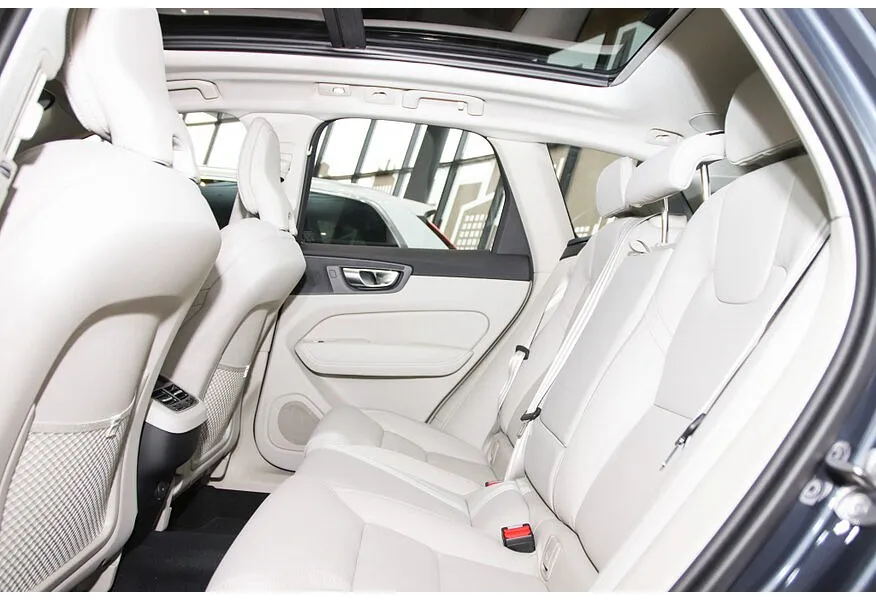 Volvo XC60 2.0 B5 8AT AWD (250 л.с.) Ultra Серебристый в АВИЛОН. Слайд №7 Volvo XC60 2.0 B5 8AT AWD (250 л.с.) Ultra Серебристый в АВИЛОН. Слайд №7