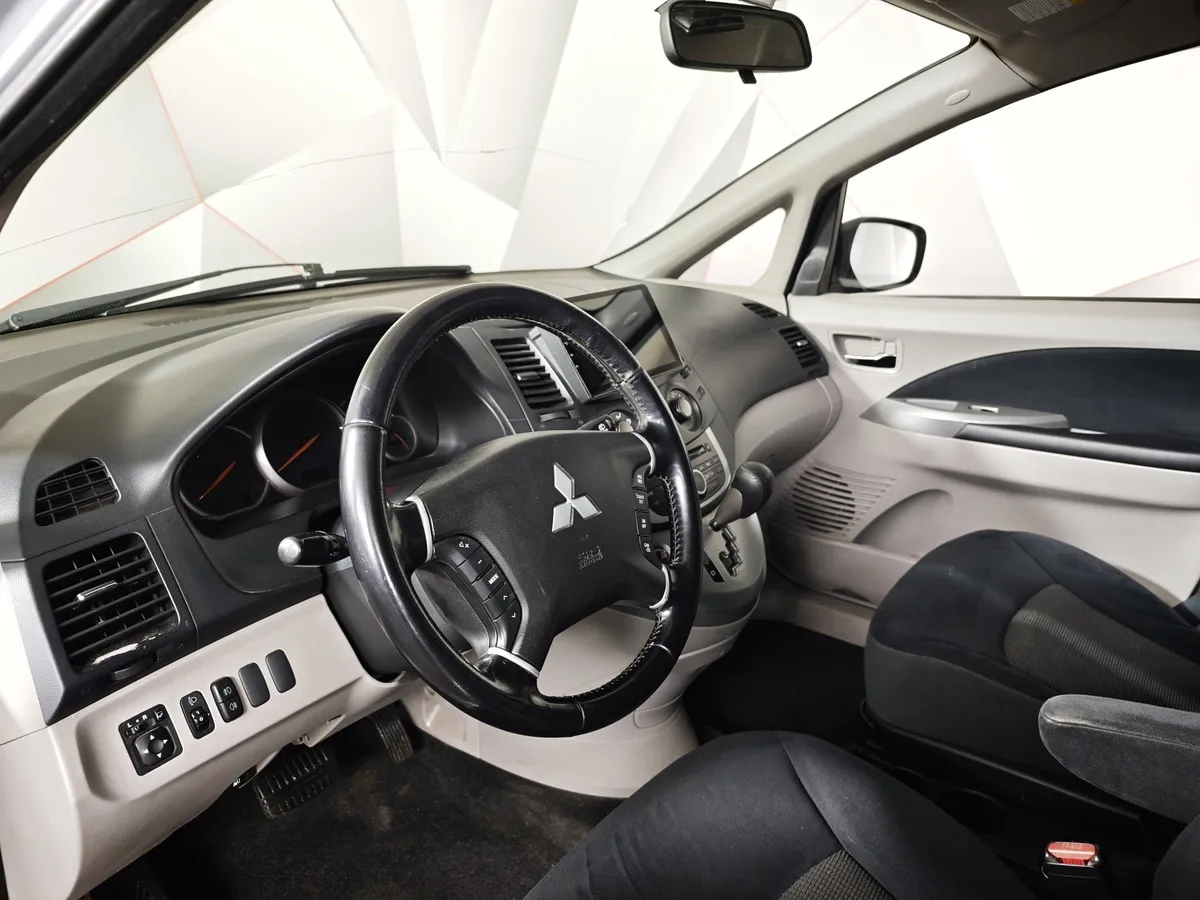 Mitsubishi Grandis 2.4 AT 4WD (165 л.с.) Серый в АВИЛОН. Слайд №14