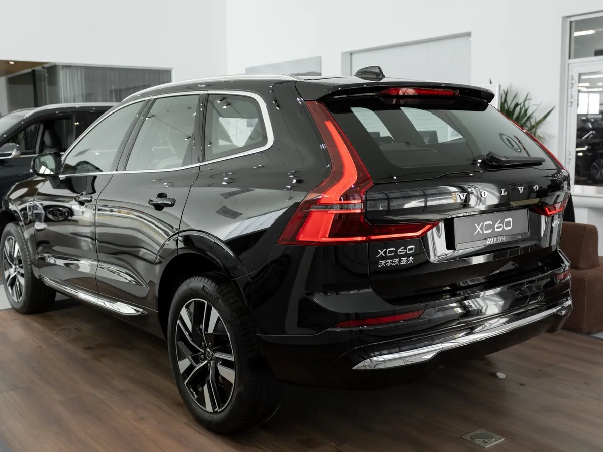 Volvo XC60 2.0 AT AWD (264 л.с.) Luxury Edition Черный в АВИЛОН. Слайд №5