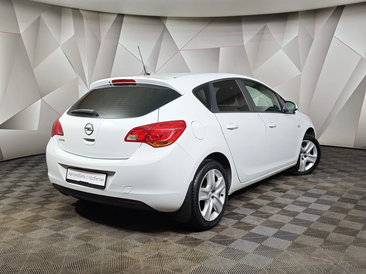 Opel Astra 1.6 MT (115 л.с.) Белый в АВИЛОН. Слайд №2