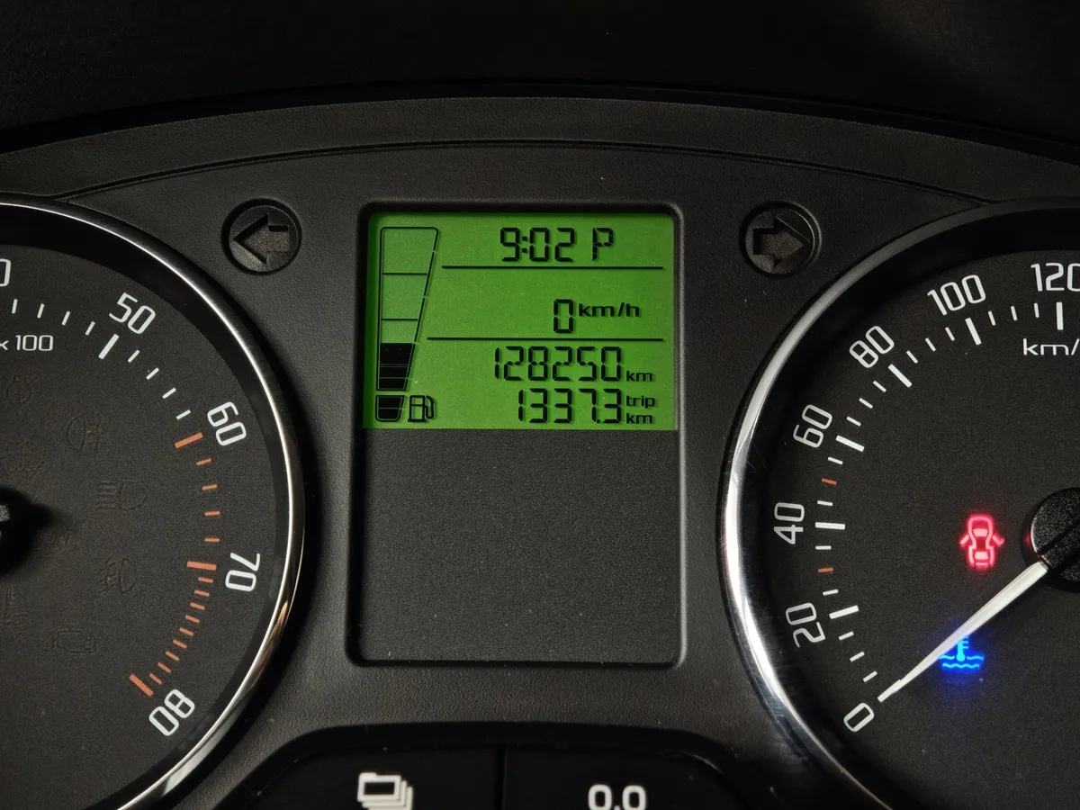 Skoda Fabia 1.6 AT (105 л.с.) Серебристый в АВИЛОН. Слайд №18