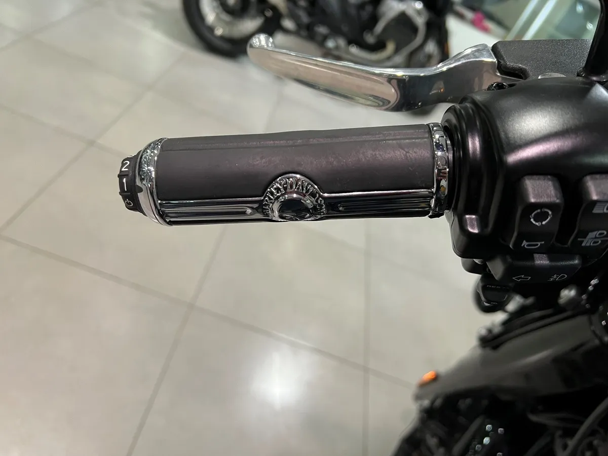 Harley-Davidson FLHCS Heritage Classic 114 1868 см³ (93 л.с.) (93) 1868 Черный в АВИЛОН. Слайд №8