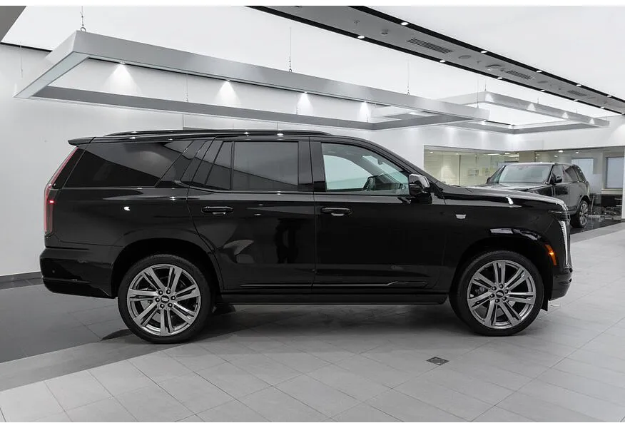 Cadillac Escalade 6.2 V8 AT AWD (420 л.с.) Sport Platinum Черный в АВИЛОН. Слайд №4