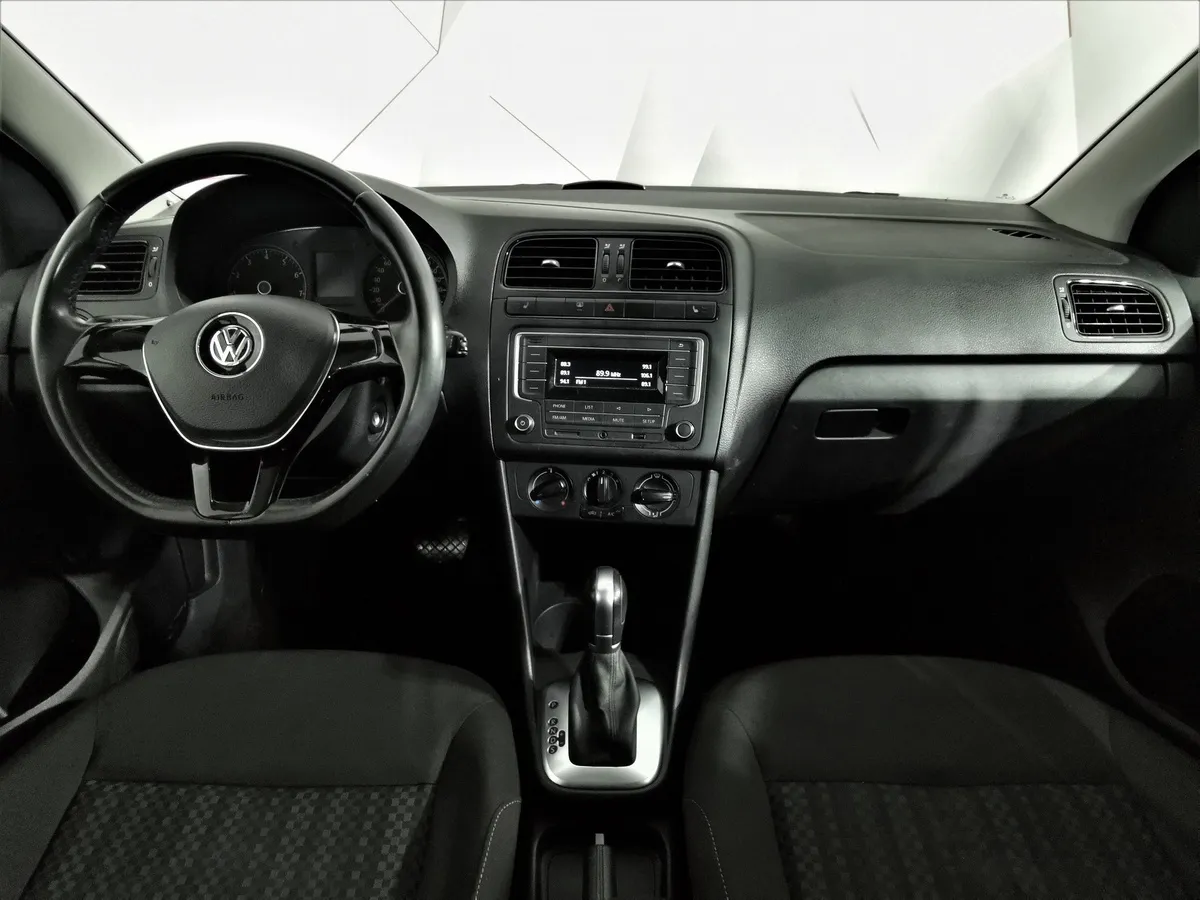 Volkswagen Polo 1.6 MPI AT (110 л.с.) Бежевый в АВИЛОН. Слайд №13