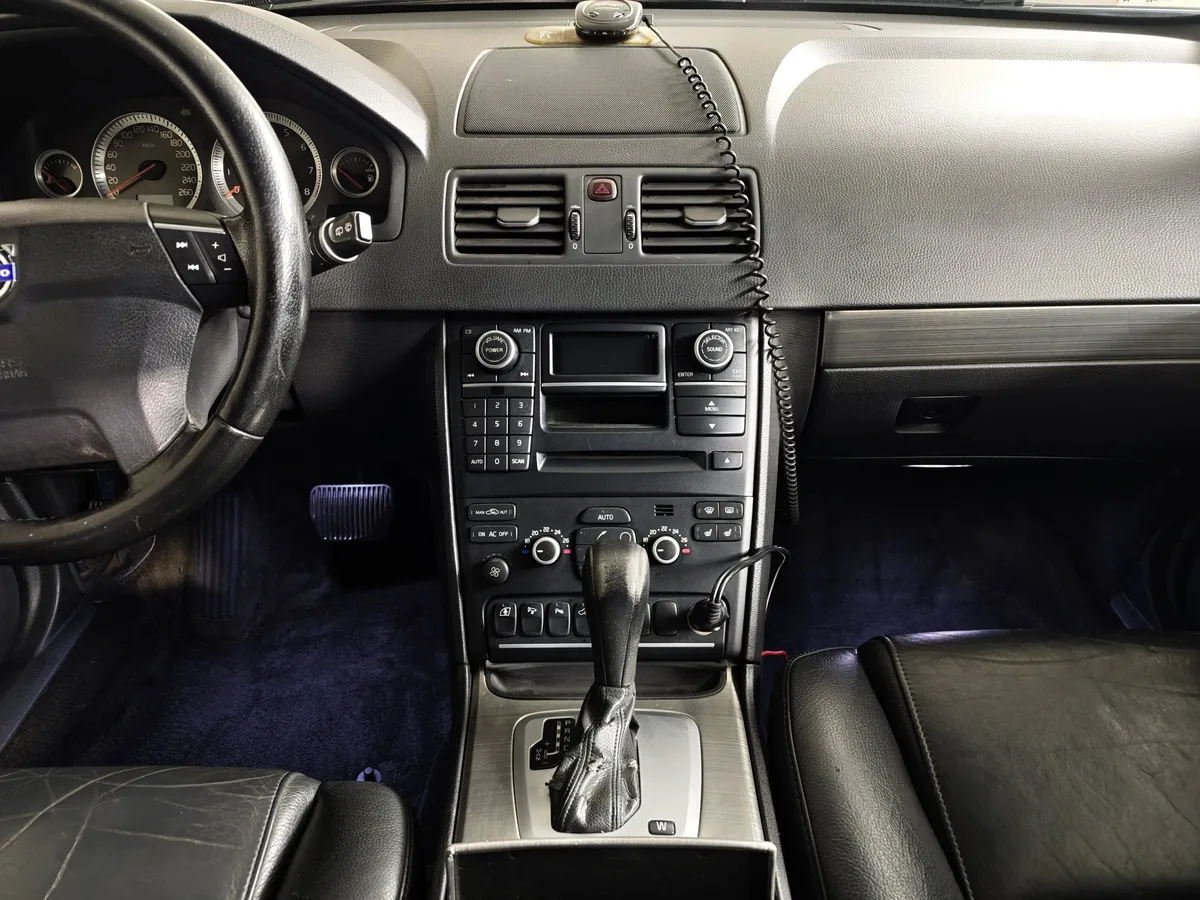 Volvo XC90 2.5 T5 Geartronic AWD (5 мест) (210 л.с.) Серебристый в АВИЛОН. Слайд №13