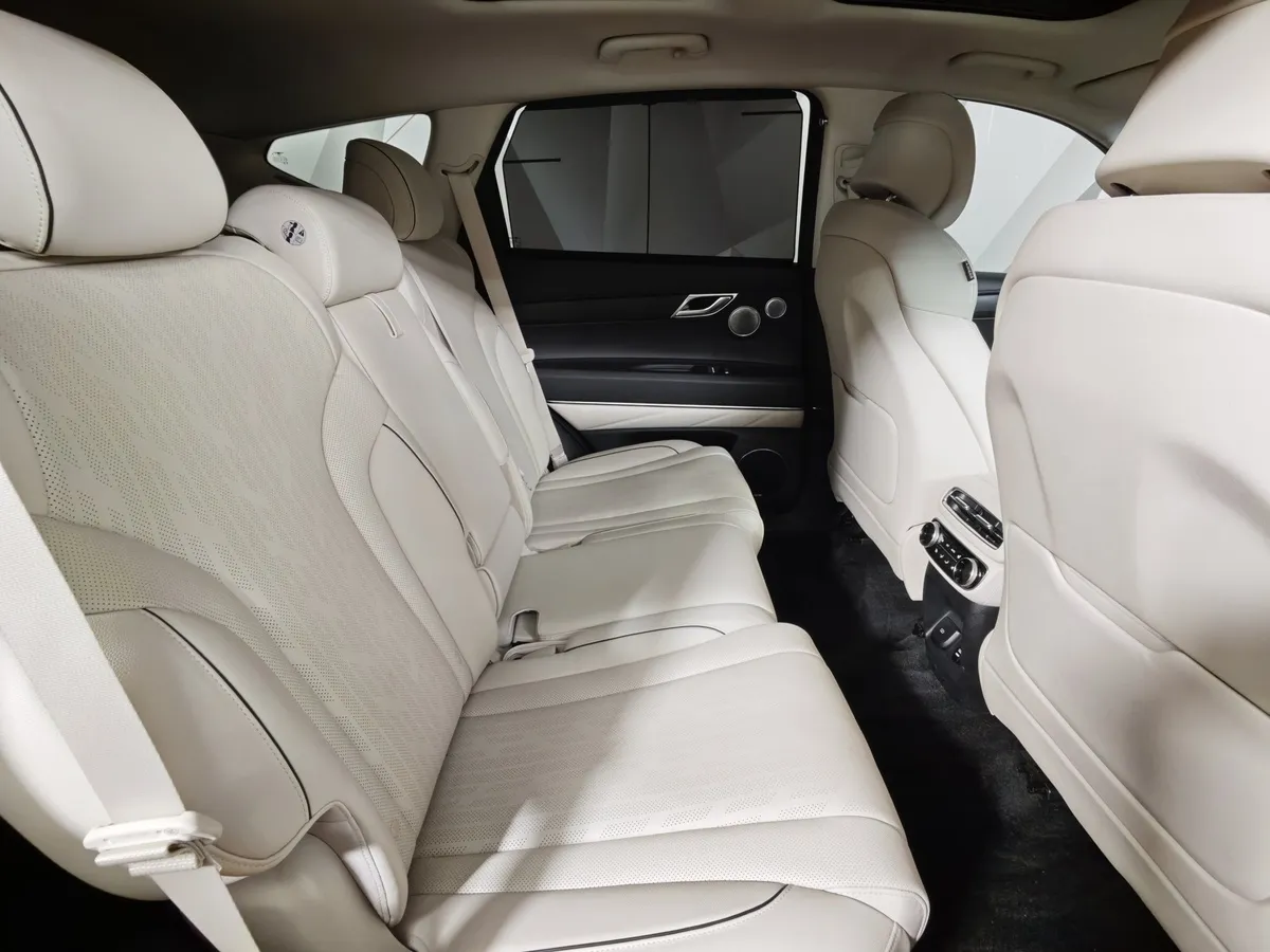 Genesis GV80 2.5 T-GDI 8AT 4WD (249 л.с.) Luxury Черный в АВИЛОН. Слайд №16