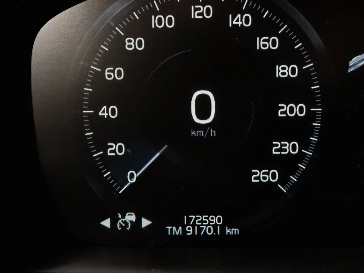 Volvo XC90 2.0 AT AWD D5 (5 мест) (225 л.с.) Inscription Серый в АВИЛОН. Слайд №18