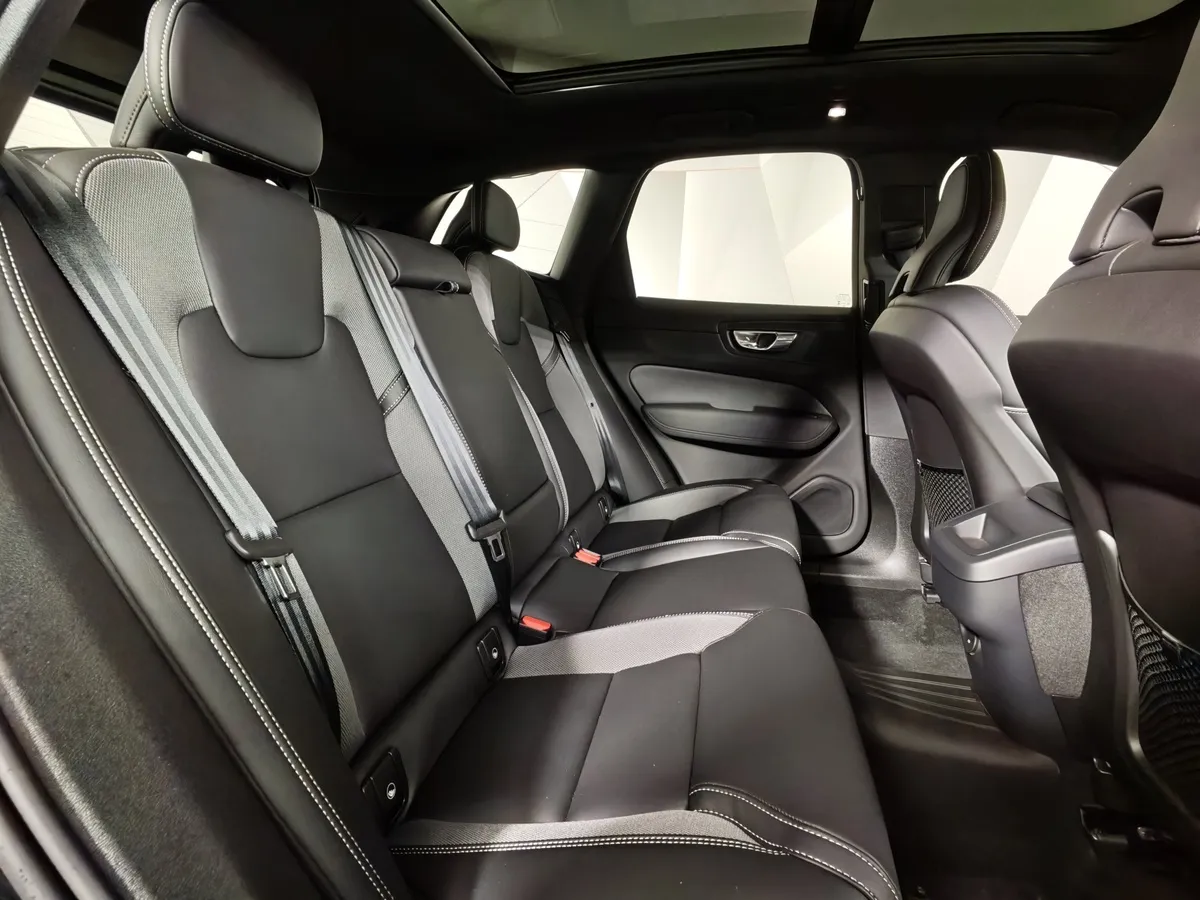 Volvo XC60 2.0 AT AWD (249 л.с.) Deluxe Edition Черный в АВИЛОН. Слайд №16