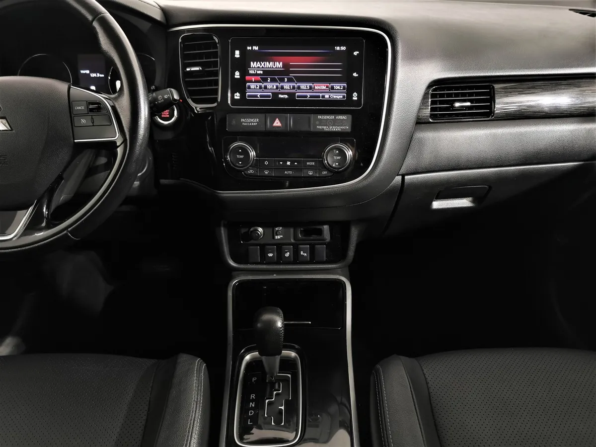 Mitsubishi Outlander 2.4 MIVEC CVT 4WD 7 мест (167 л.с.) Ultimate Белый в АВИЛОН. Слайд №13