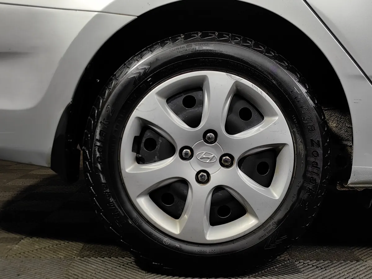 Hyundai Solaris 1.6 MT (123 л.с.) Classic + AC Серебристый в АВИЛОН. Слайд №9