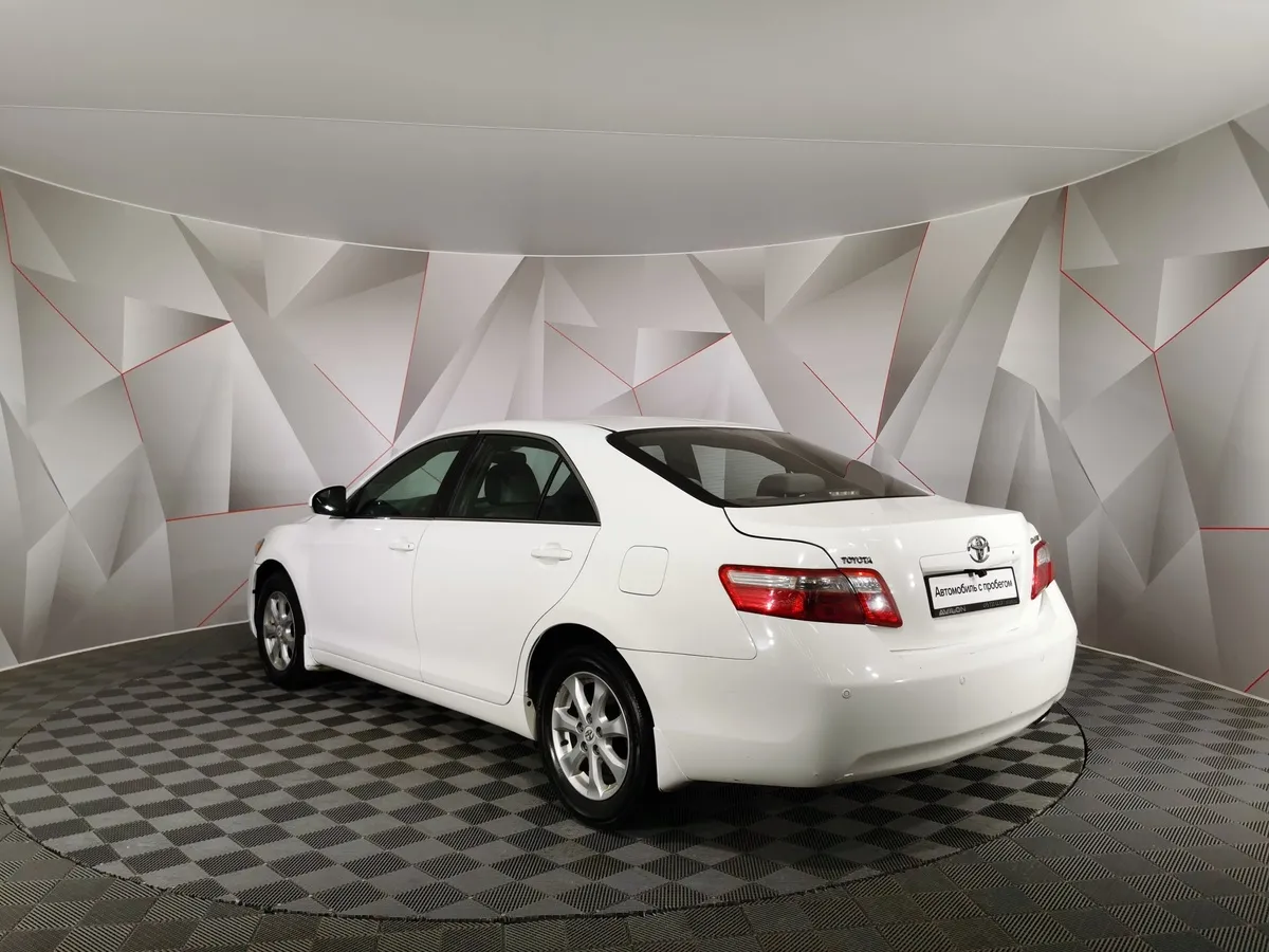 Toyota Camry 2.4 VVT-i AT (167 л.с.) Белый в АВИЛОН. Слайд №4