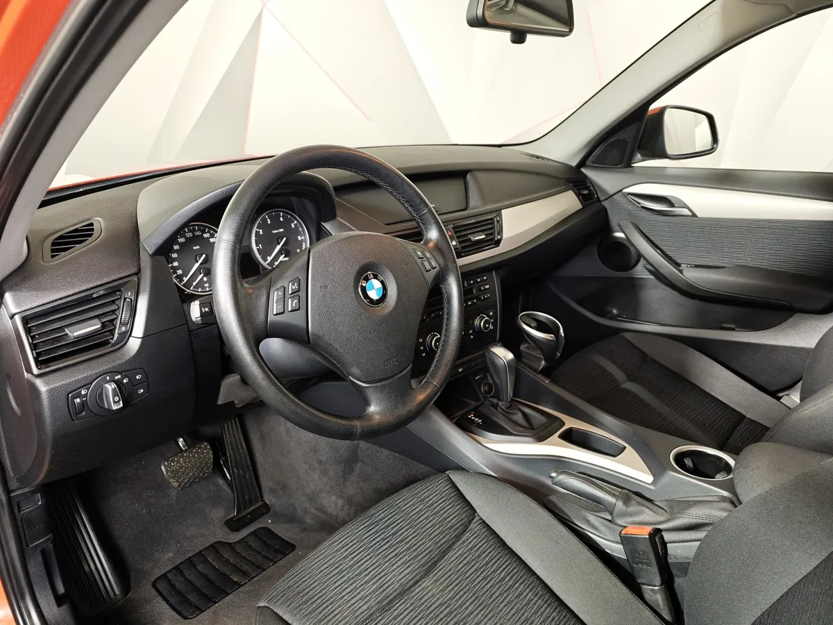 BMW X1 sDrive18i AT (150 л.с.) Базовая. Локальная сборка Оранжевый в АВИЛОН. Слайд №12