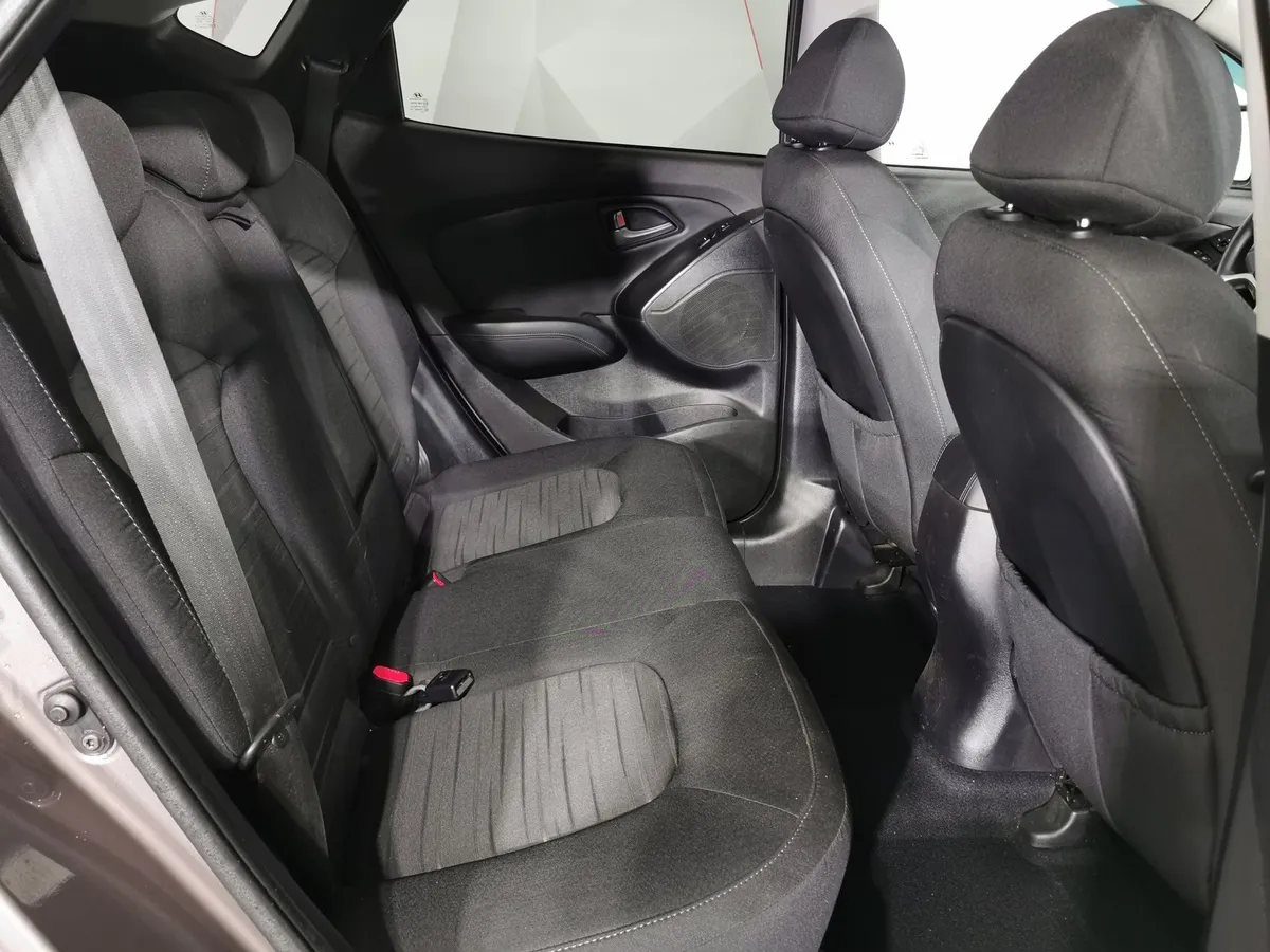 Hyundai ix35 2.0 MT 2WD (150 л.с.) Коричневый в АВИЛОН. Слайд №15