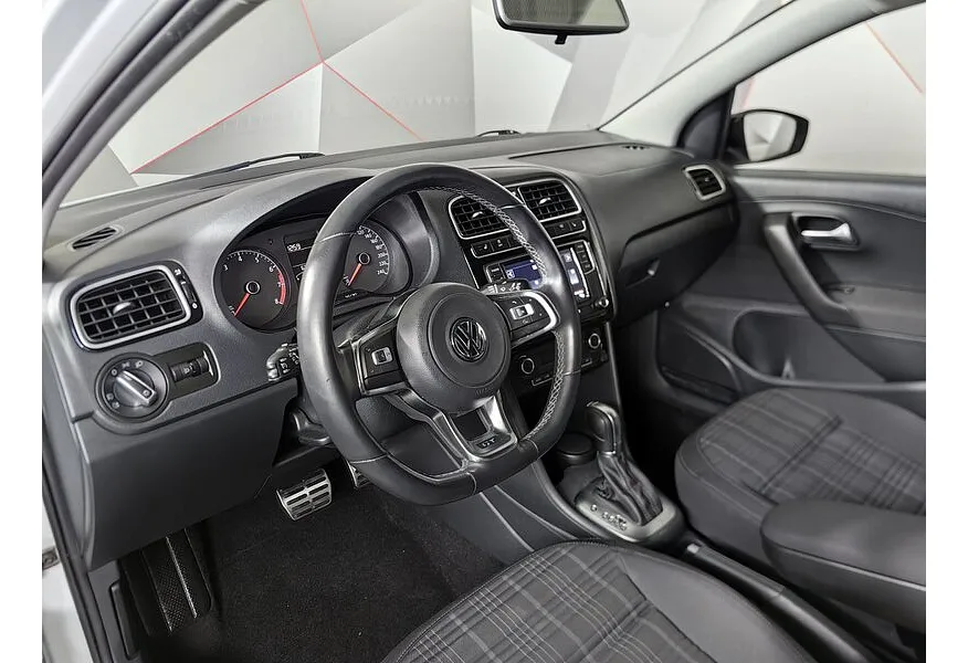 Volkswagen Polo 1.6 MPI AT (110 л.с.) Drive Белый в АВИЛОН. Слайд №18