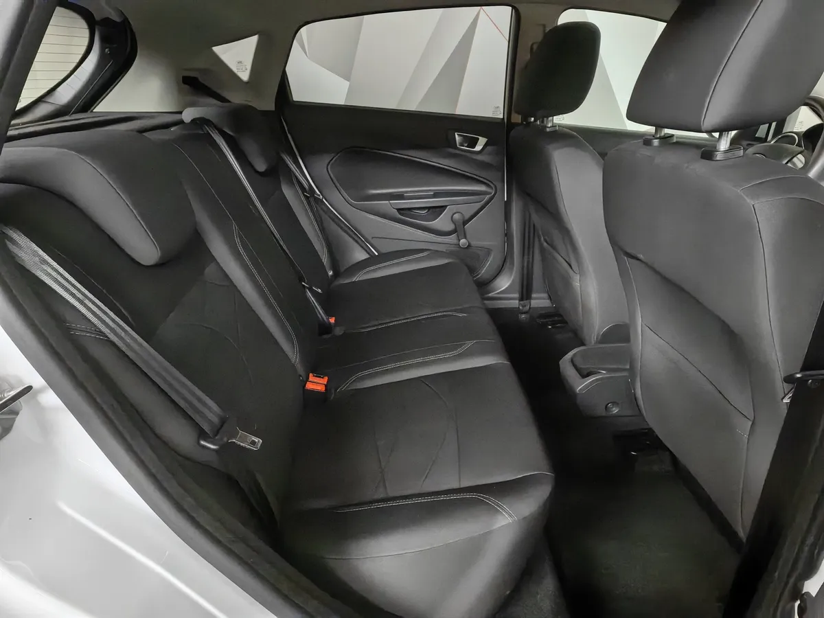 Ford Fiesta 1.4 MT (80 л.с.) Ghia Белый в АВИЛОН. Слайд №16
