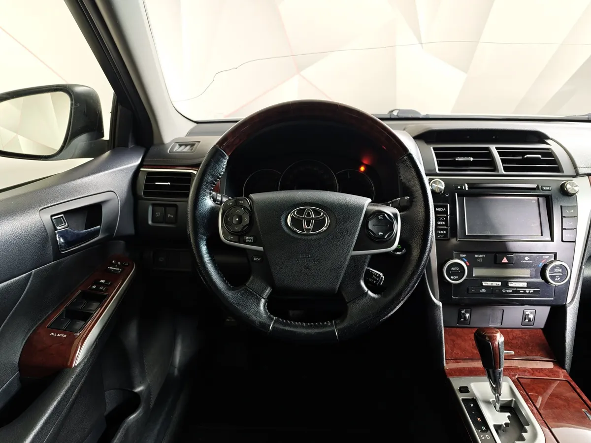 Toyota Camry 2.5 AT (181 л.с.) Стандарт Белый в АВИЛОН. Слайд №19