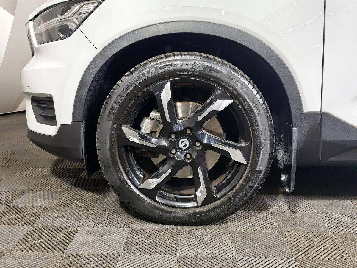 Volvo XC40 2.0 D3 Drive-E AT AWD (150 л.с.) Momentum Белый в АВИЛОН. Слайд №9