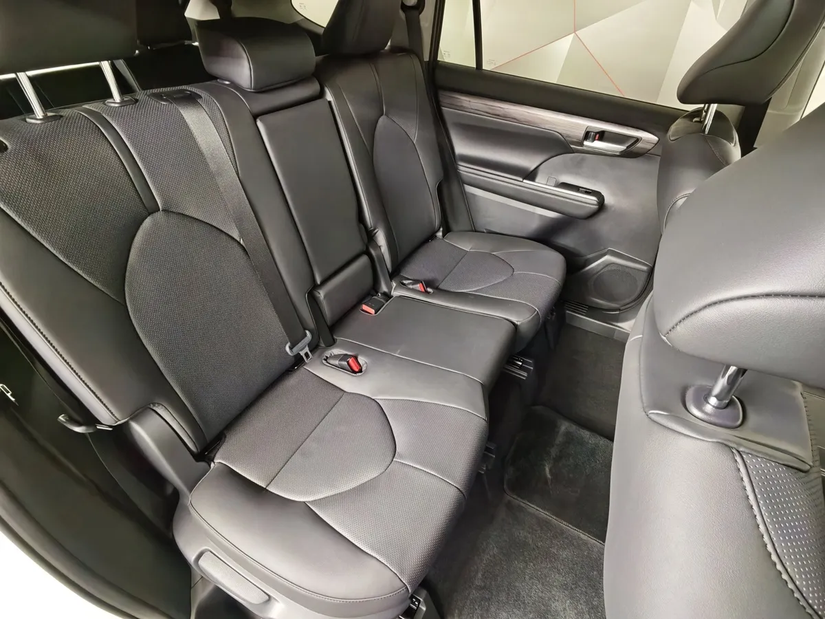 Toyota Highlander 2.0T AT 4WD (248 л.с.) Noble Version Белый в АВИЛОН. Слайд №17