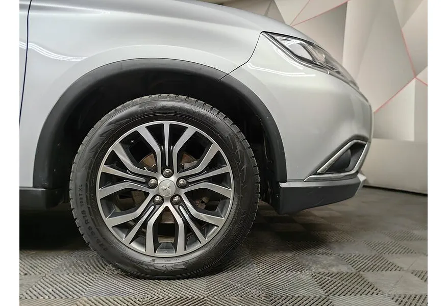 Mitsubishi Outlander 2.0 MIVEC CVT 2WD (146 л.с.) Intense Plus Серебристый в АВИЛОН. Слайд №9