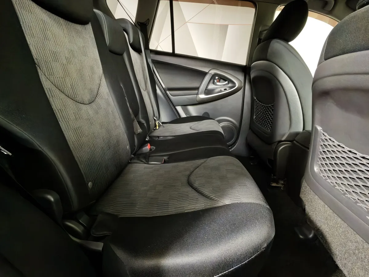 Toyota RAV4 2.0i CVT AWD (171 л.с.) Fashion Plus Черный в АВИЛОН. Слайд №16