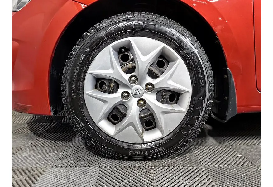 Hyundai Solaris 1.6 MT (123 л.с.) Comfort Красный в АВИЛОН. Слайд №9