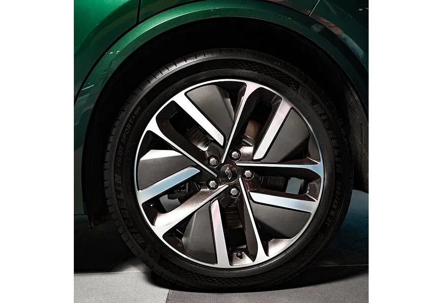 Li Auto L9 1.5 AT 4WD (449 л.с.) Ultra Черный в АВИЛОН. Слайд №10