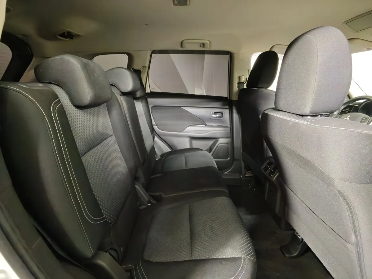 Mitsubishi Outlander 2.0 CVT 4WD (146 л.с.) Instyle E29 Белый в АВИЛОН. Слайд №16