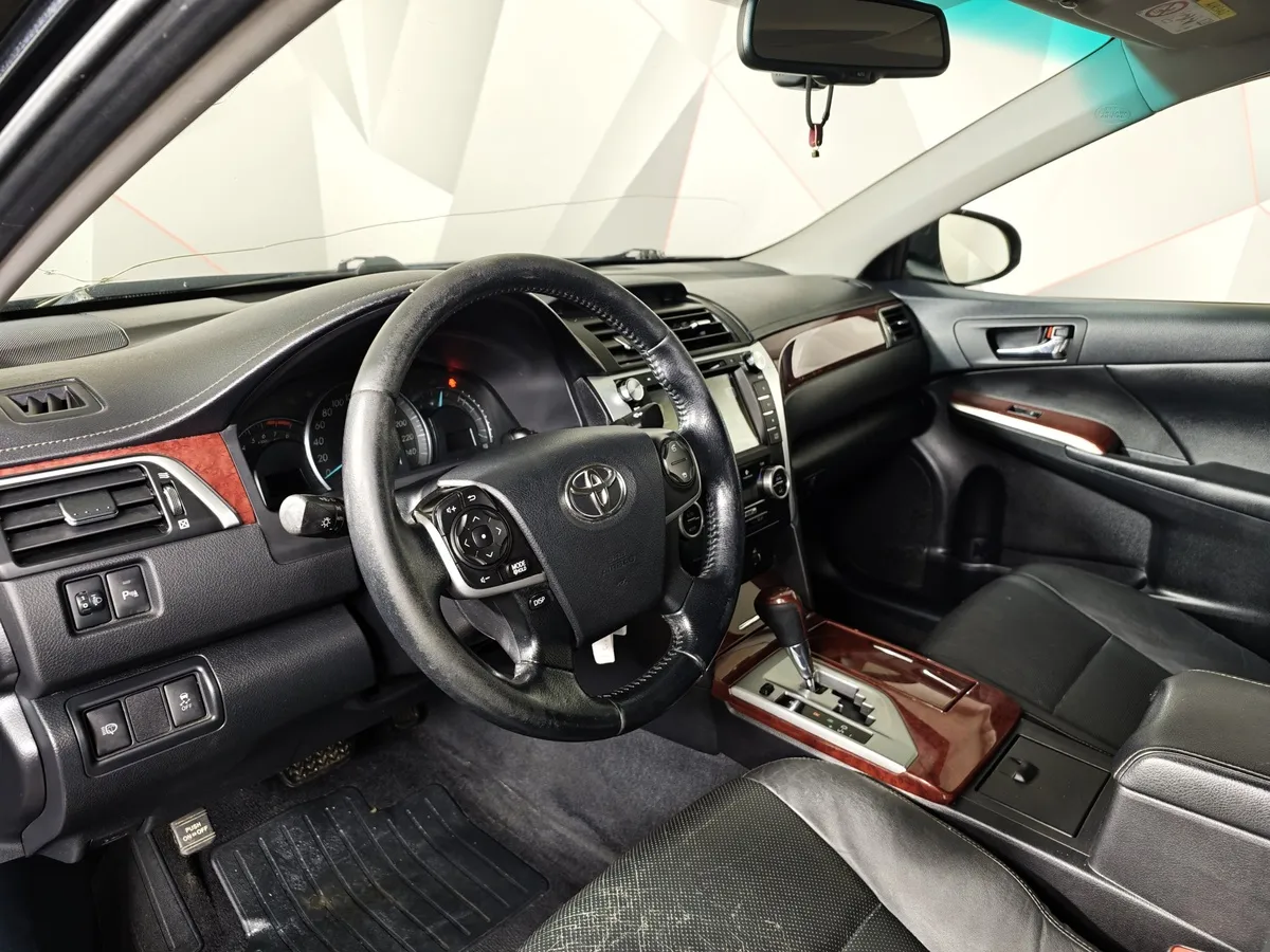Toyota Camry 2.5 AT (181 л.с.) Стандарт Черный в АВИЛОН. Слайд №18