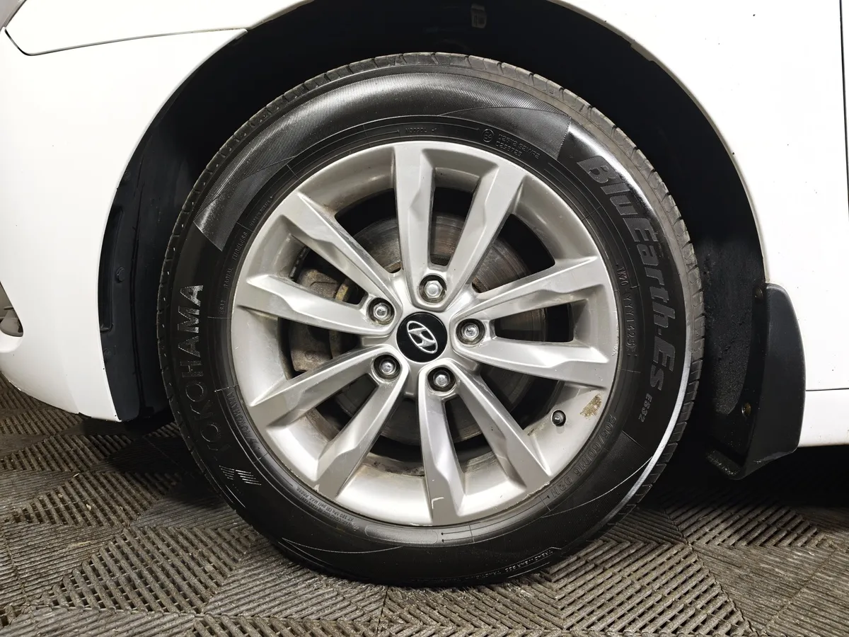 Hyundai i40 2.0 AT (150 л.с.) Premium Белый в АВИЛОН. Слайд №9