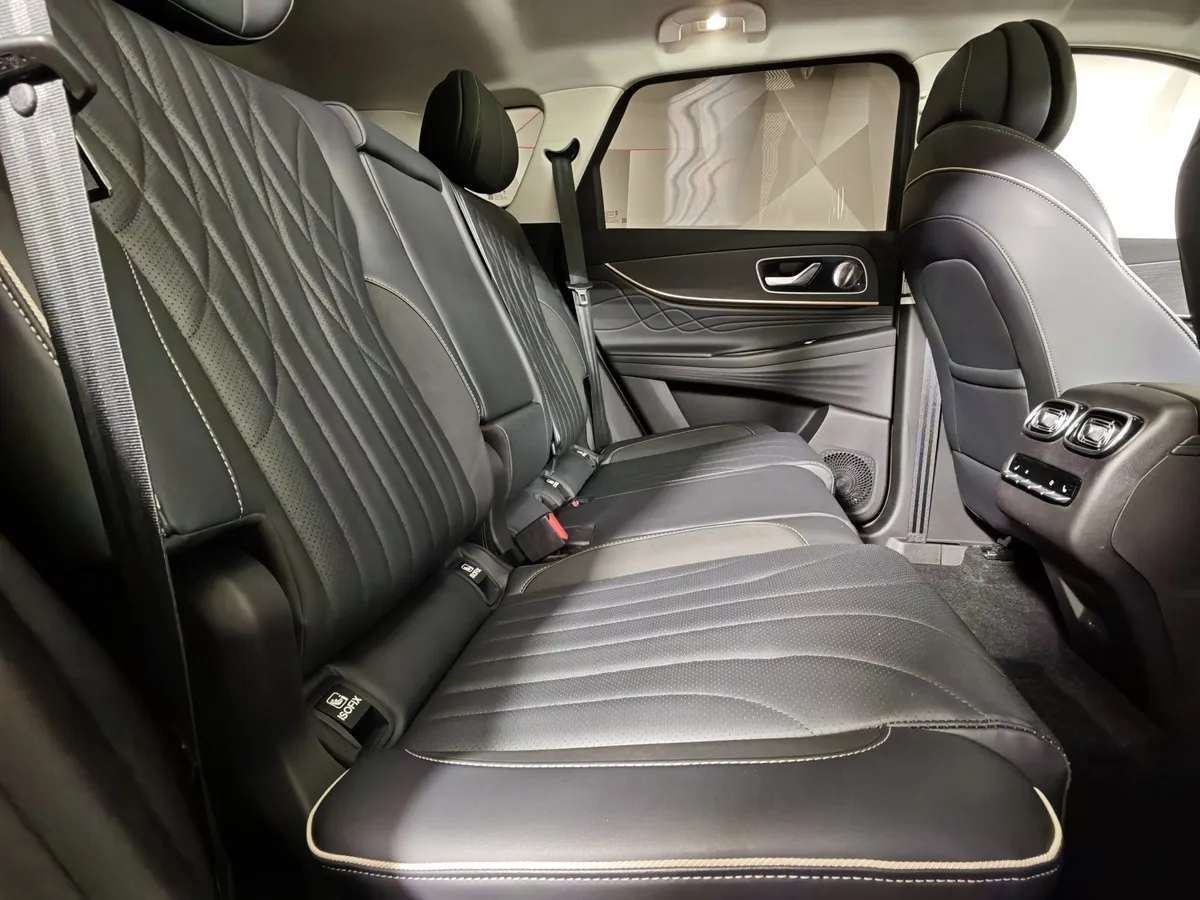 JAECOO J8 2.0 DCT 4WD (249 л.с.) Комфорт Белый в АВИЛОН. Слайд №15