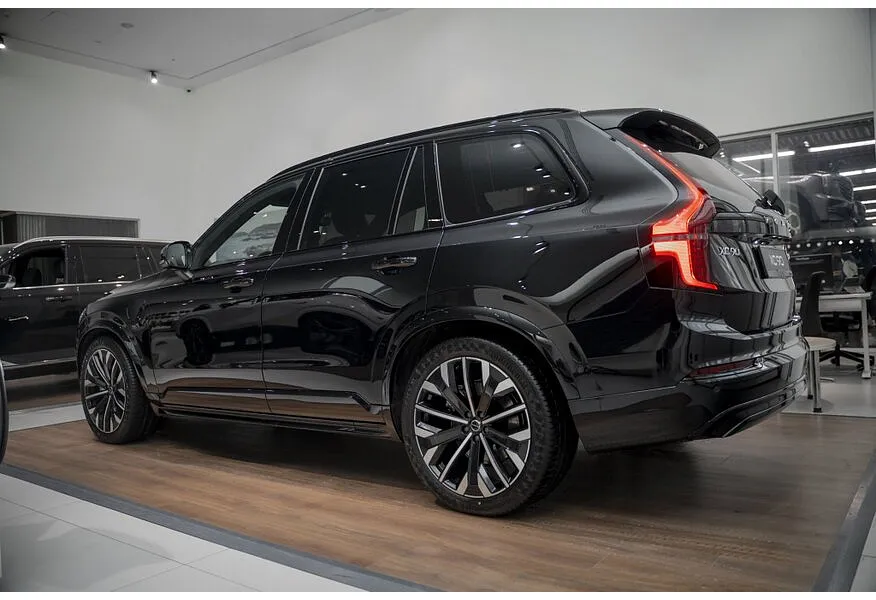 Volvo XC90 2.0 T8 plug-inhybrid AT AWD (7 мест) (455 л.с.) Ultra Bright Черный в АВИЛОН. Слайд №4